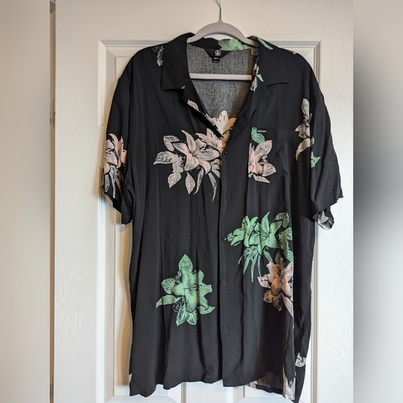 Volcom Hawaiian Shirt - Picture 1 of 3